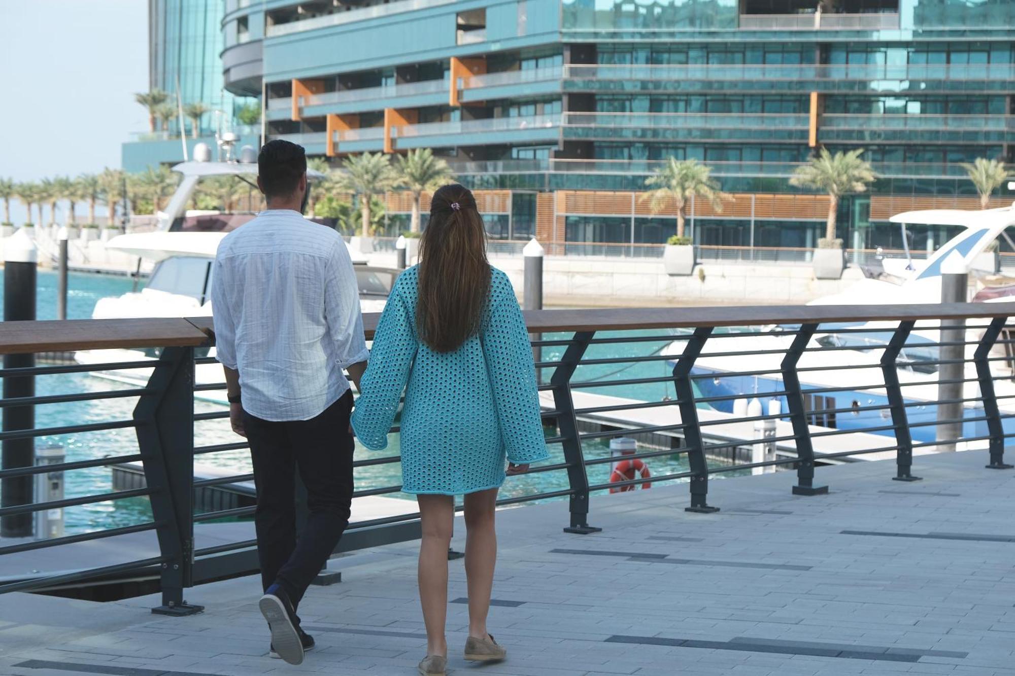 Отель Charthouse Bahrain Манама Экстерьер фото A couple walking in Dubai Marina