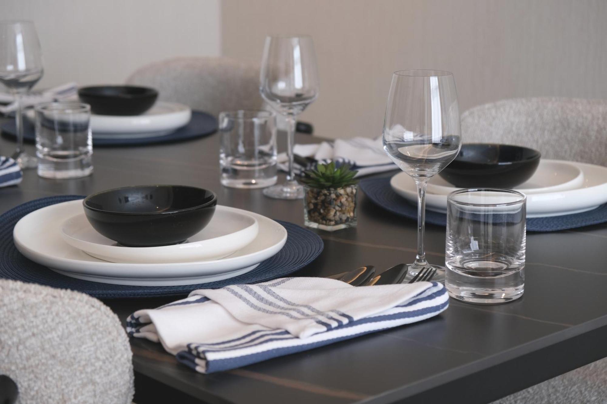 Отель Charthouse Bahrain Манама Экстерьер фото Dinnerware