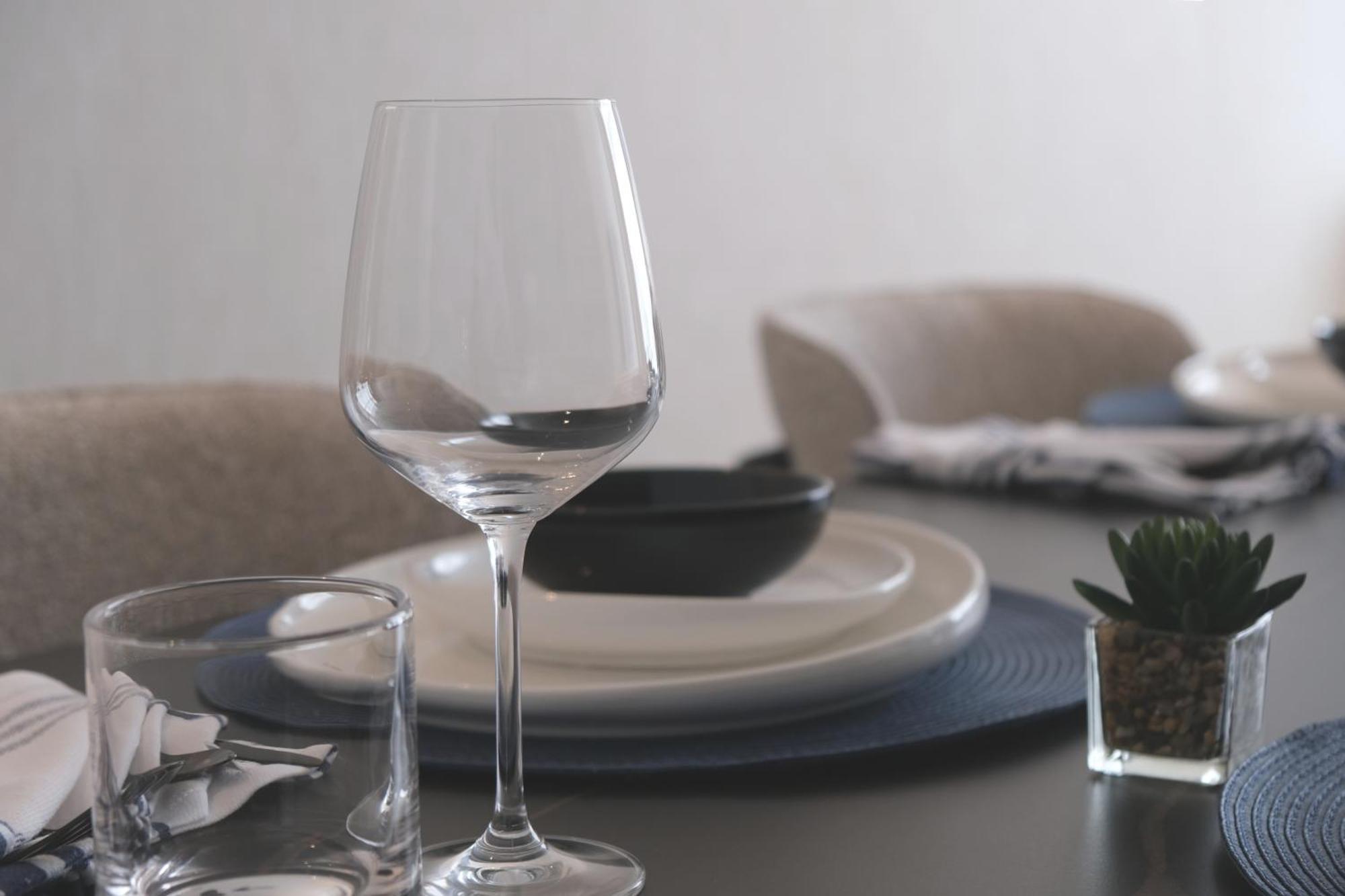 Отель Charthouse Bahrain Манама Экстерьер фото A wine glass