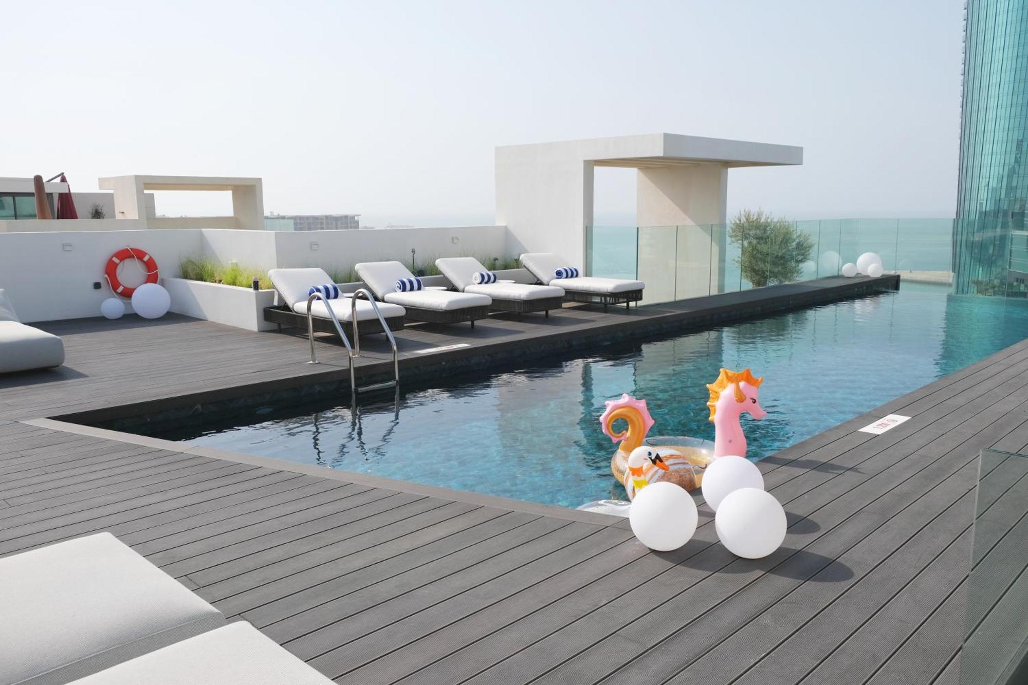Отель Charthouse Bahrain Манама Экстерьер фото The pool at the top of the hotel