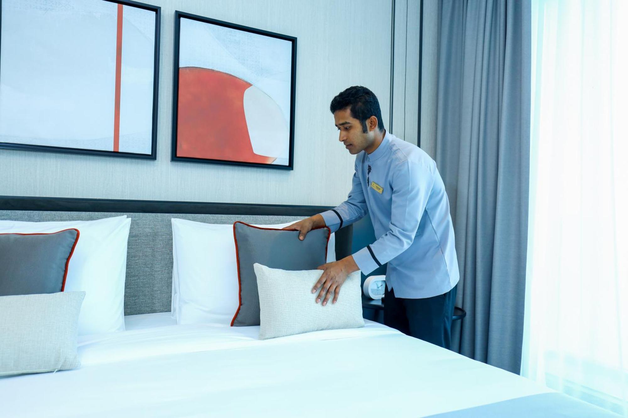 Отель Charthouse Bahrain Манама Экстерьер фото A hotel housekeeper making a bed